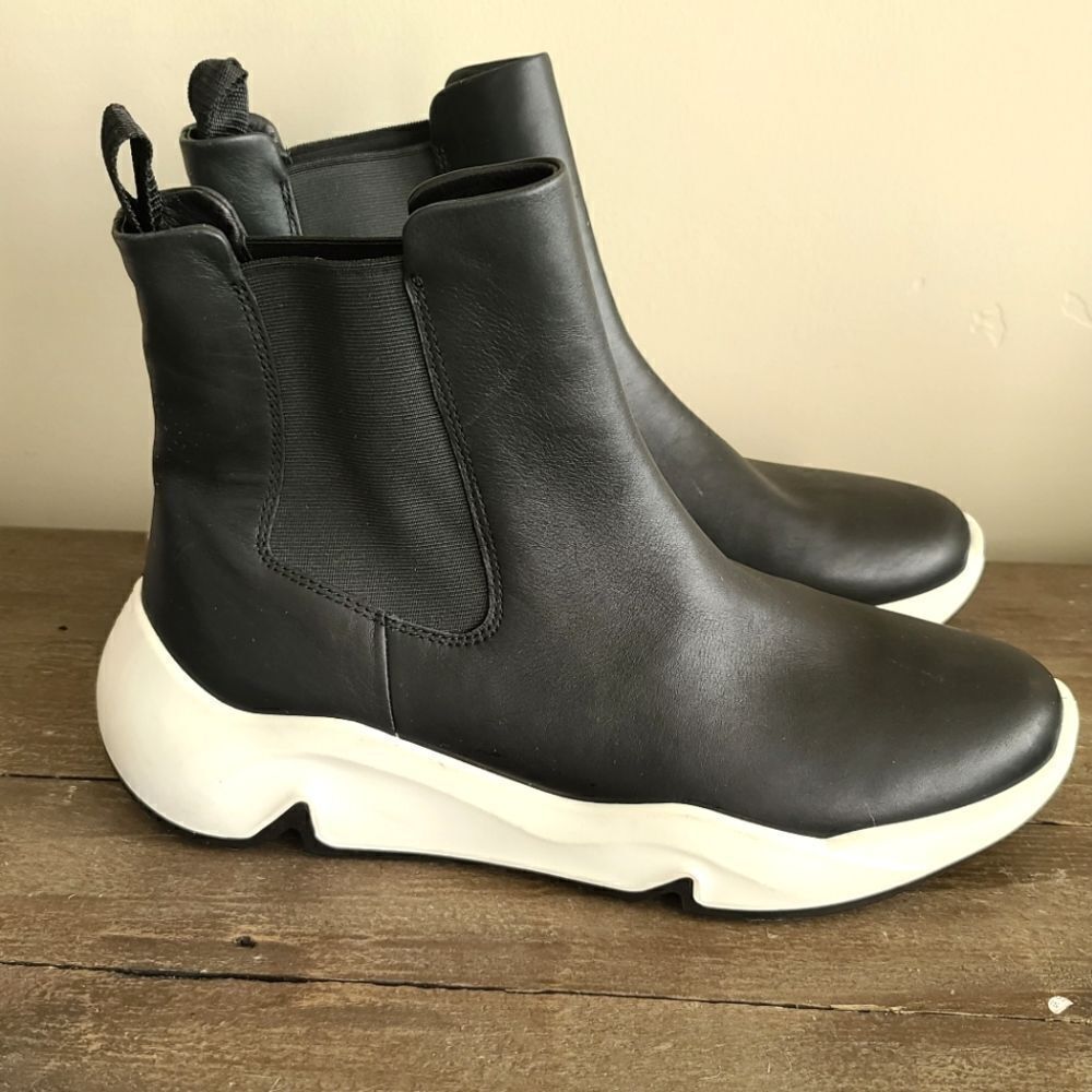Ecco Women’s Sneaker Chelsea Boot leather Black Size 42 Size 11 to 11.5 US NEW